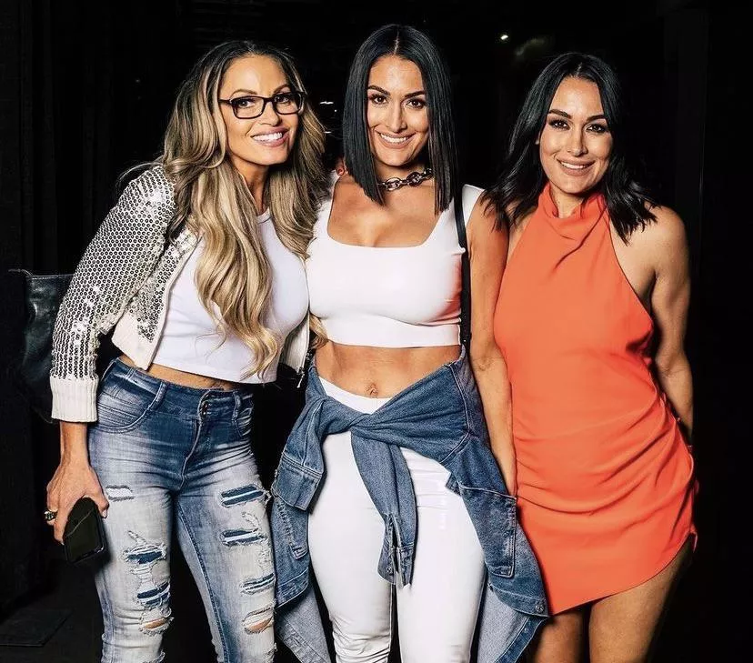 Trish Stratus & The Bella’s 🥵🥵