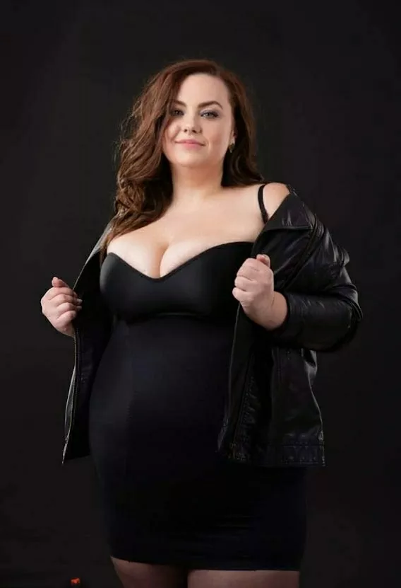 try to look into my eyes and not at my big boobs😘