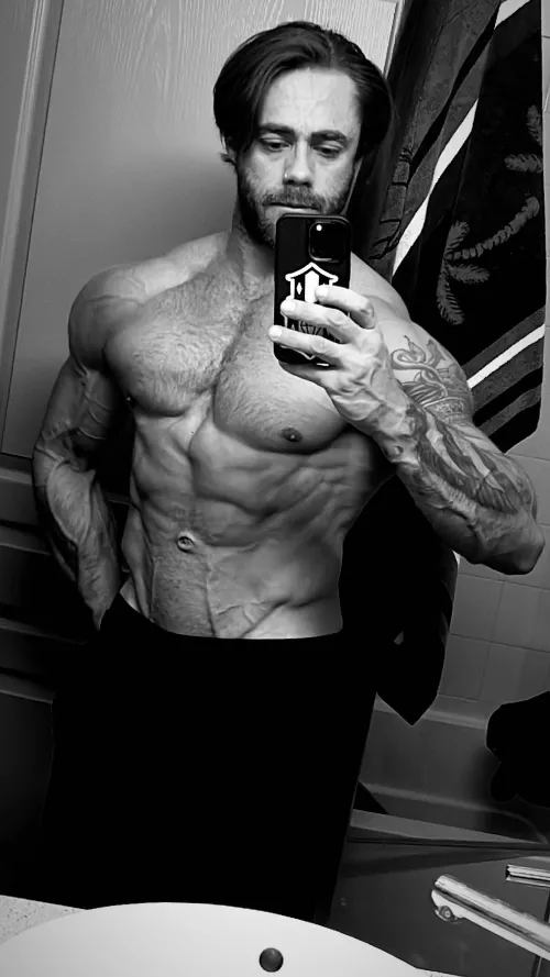 Tryin to look like a statueπ