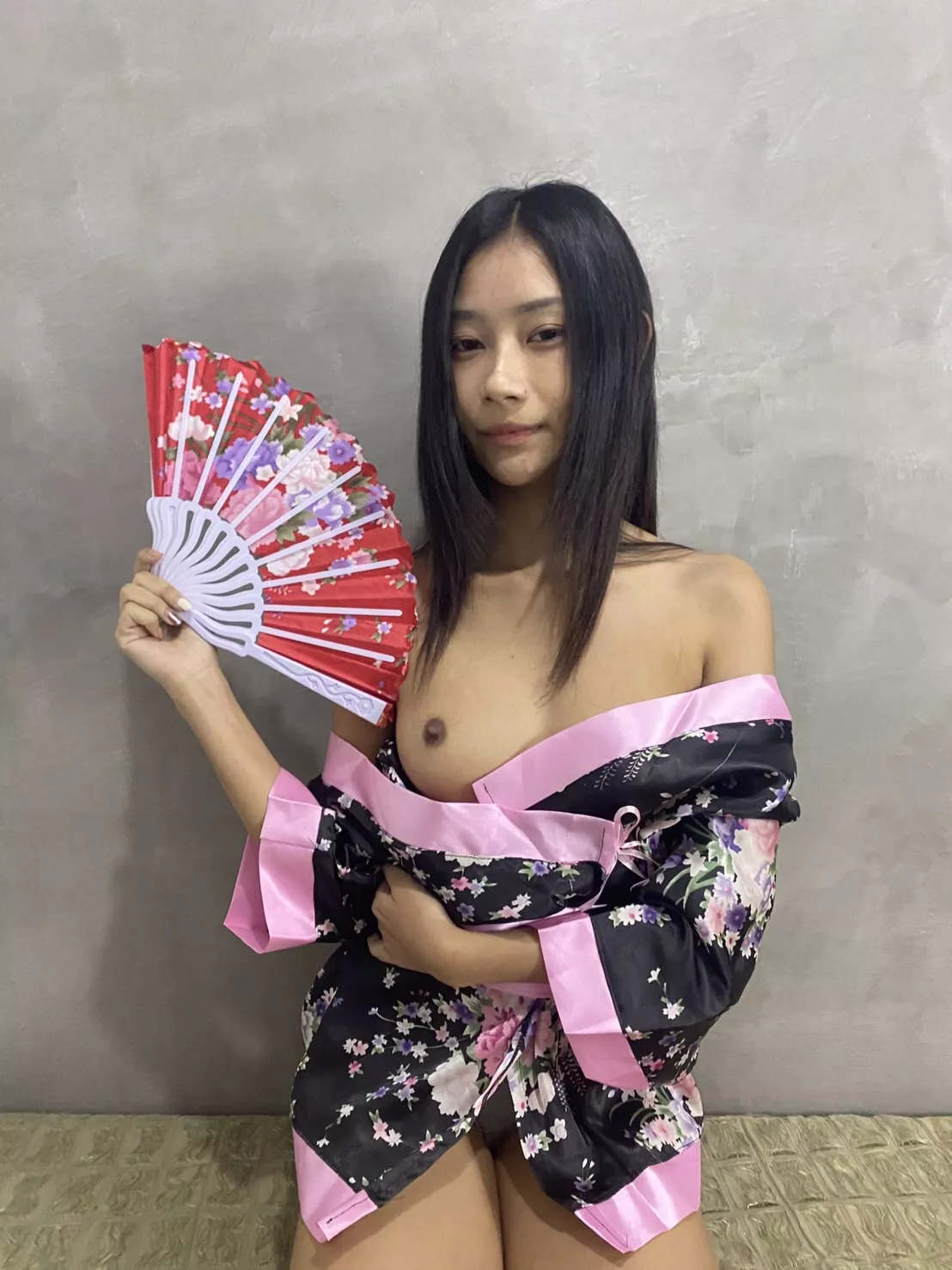 [TW] Just playing with fan cus it is hot 😂(littlepan_pan)