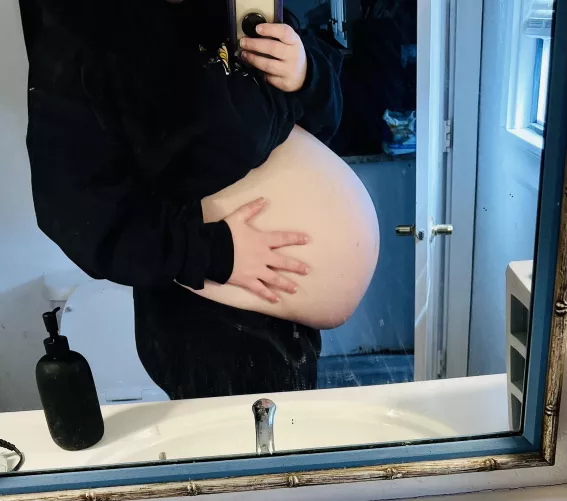 Ugh this belly won’t stop growing 🤪😮‍💨 still a month before I’m due!