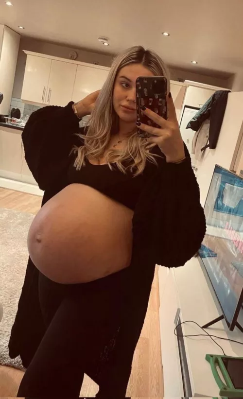 (Unknown) Sexy comfy Preggo babe ❤️ I would love to cum on her belly