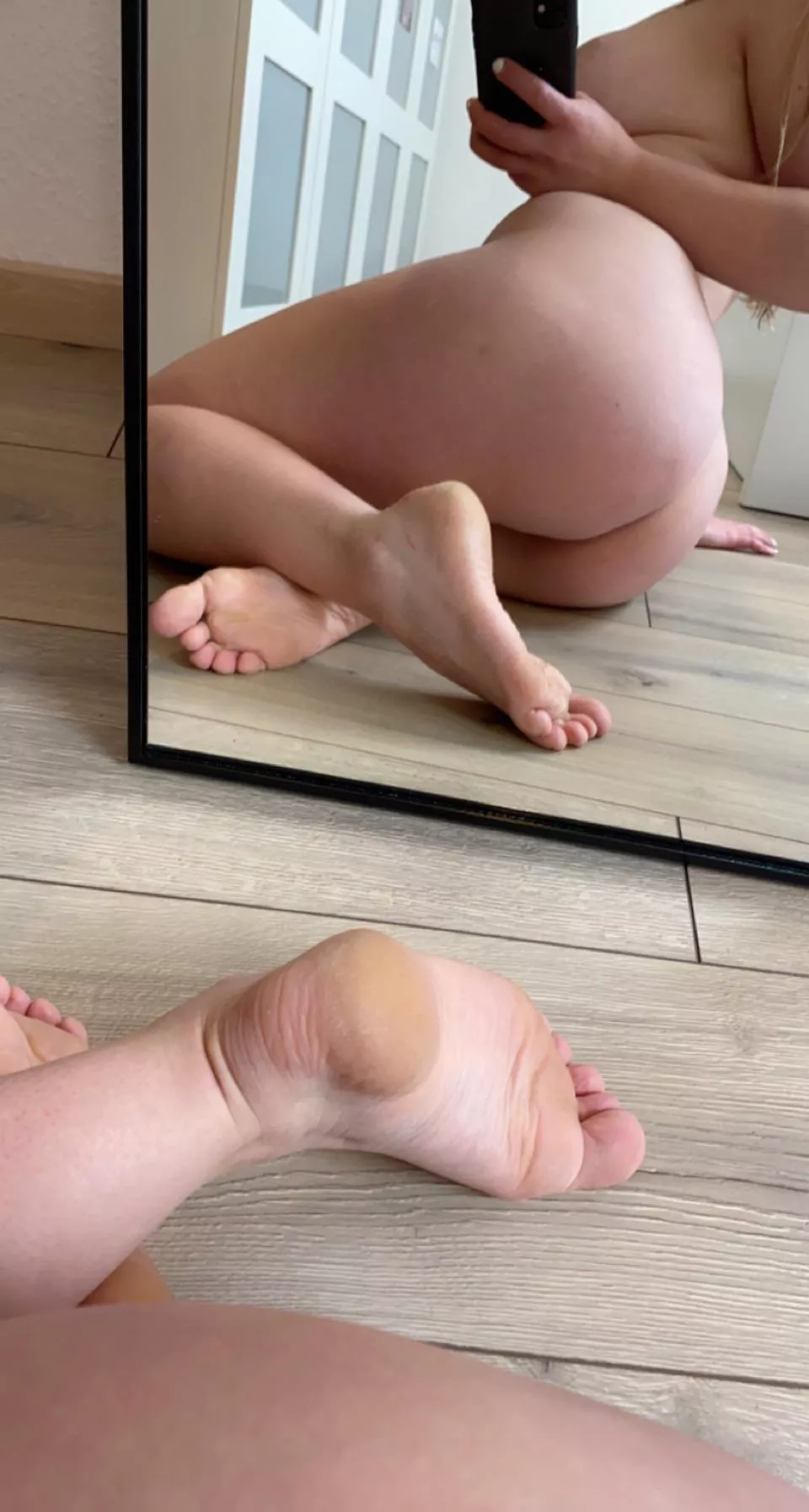 Upvote if you would like to suck my feet 👅