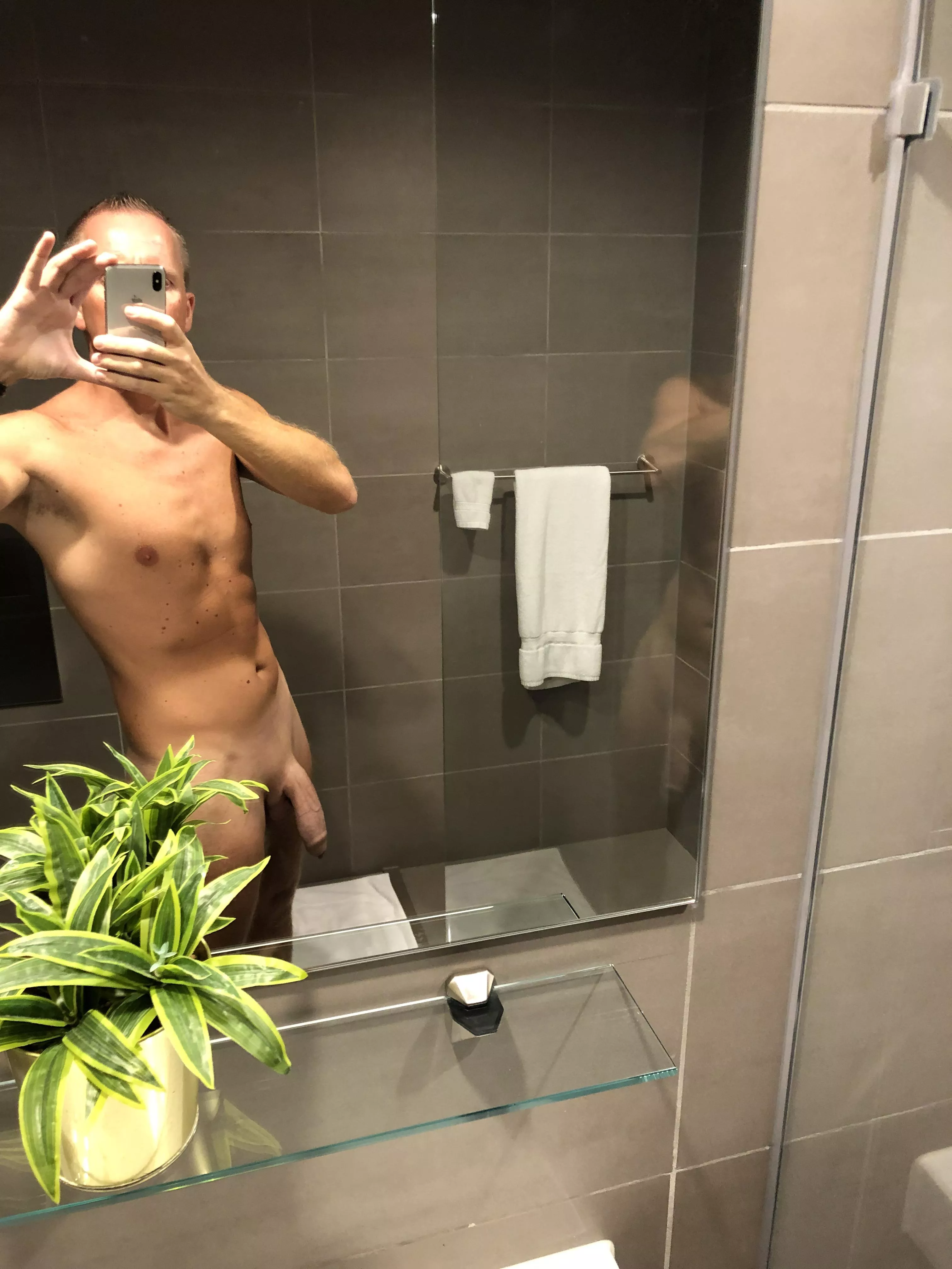 VIP lounge at the airport, time to get naked 😂🙈