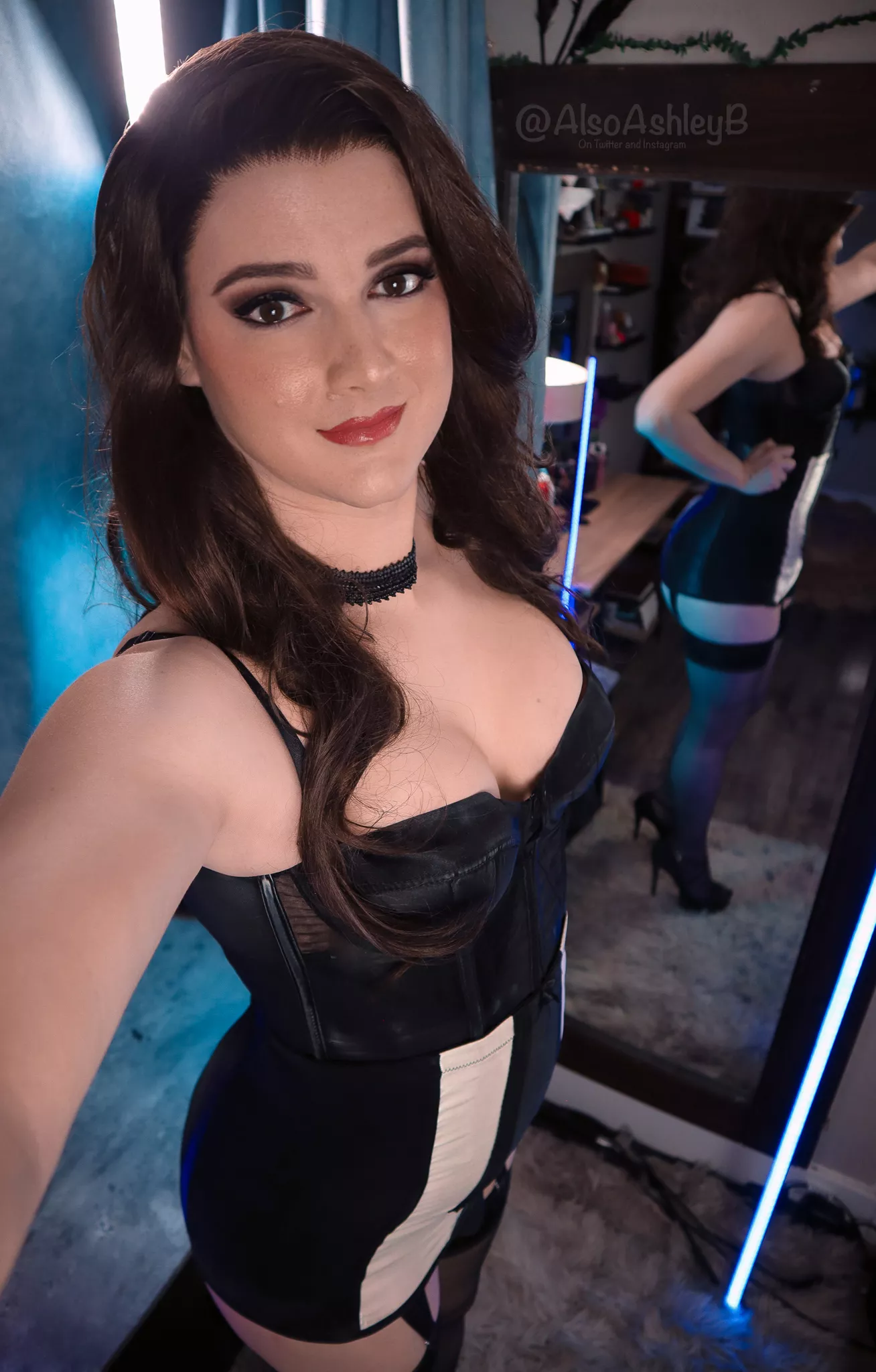 Waist training is worth it for that feminine shape you guys crave 😈