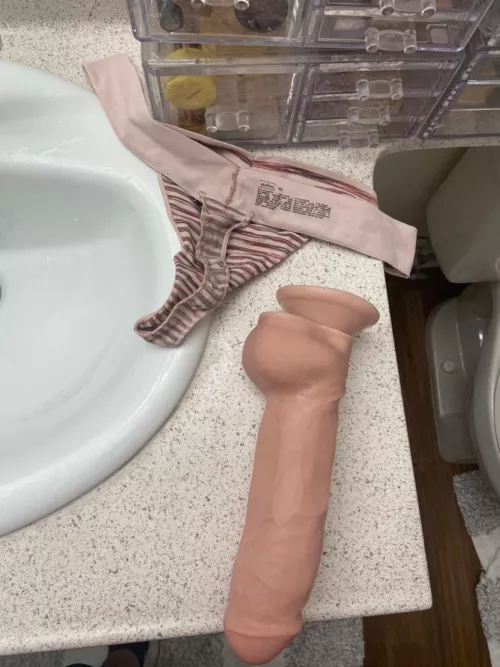 Walked into my sisters room’s bathroom and saw this 😮