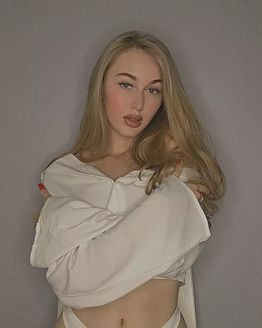 Wanna be ur lil princess 😇😇😇😇👅👅👅👅