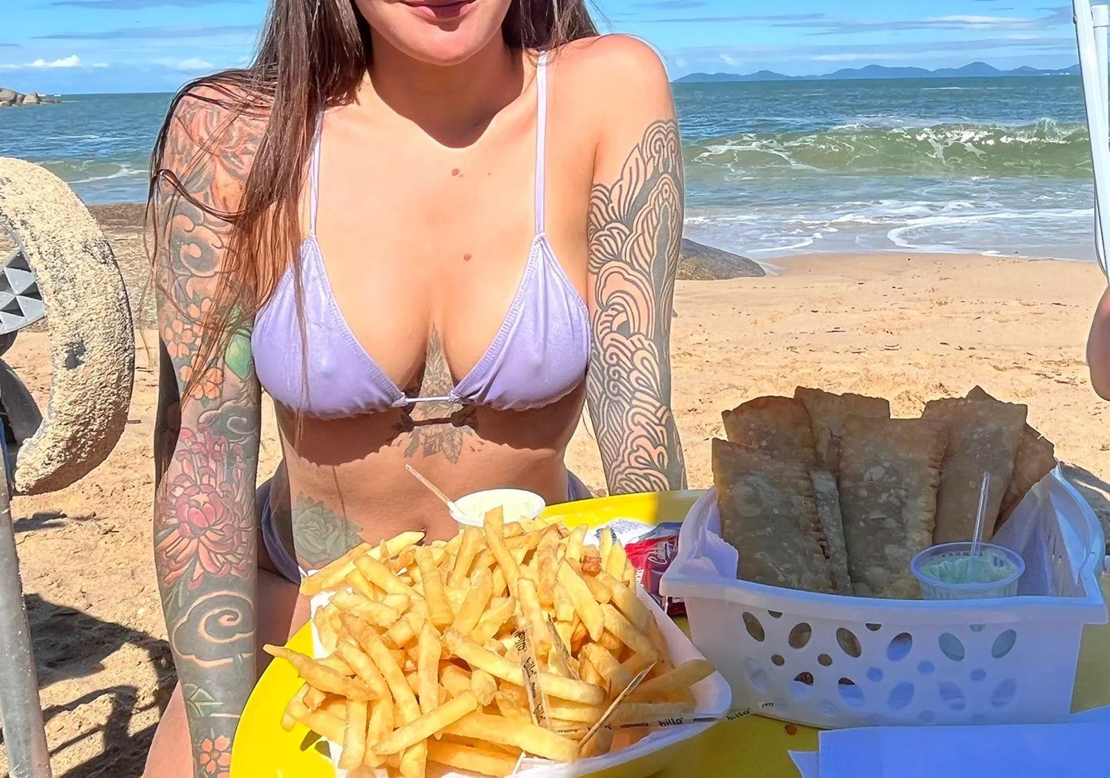 Wanna eat fries or boobs today 🤪??
