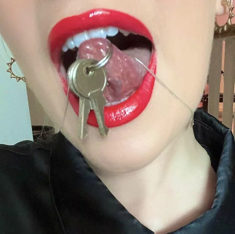 Wanna get your dick caged and I’ll love to swallow the key so i can be your key holder