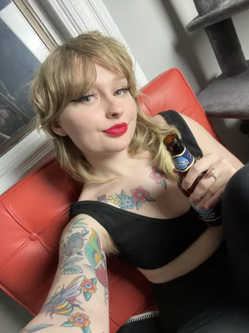 wanna have a beer with me and stare at my armpits the whole time??? or do I gotta just keep doing this myself 😂😜