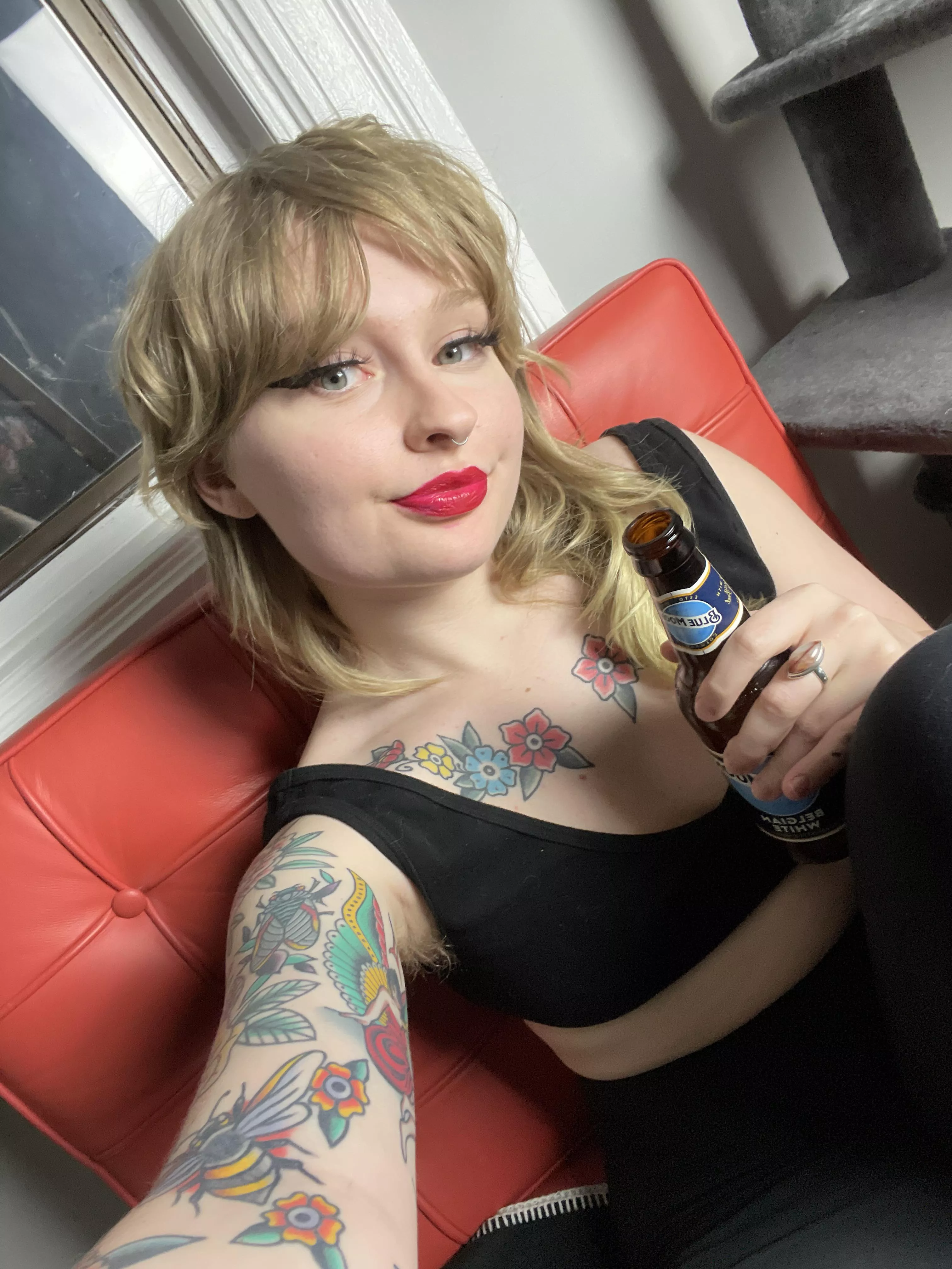 wanna have a beer with me and stare at my armpits the whole time??? or do I gotta just keep doing this myself 😂😜