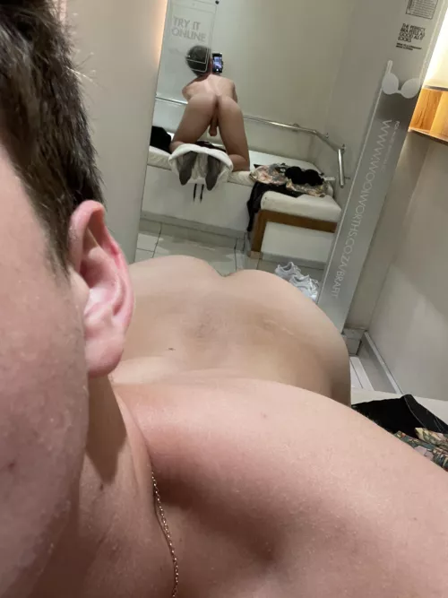 Wanna try on clothes with me ?😏