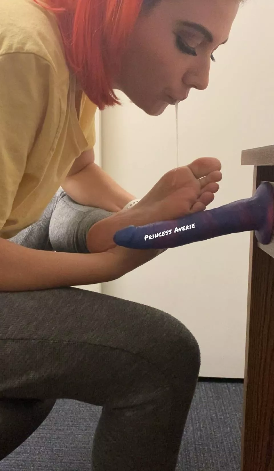 Wanna watch me spit on my feet and give a footjob to this dildo? 😈