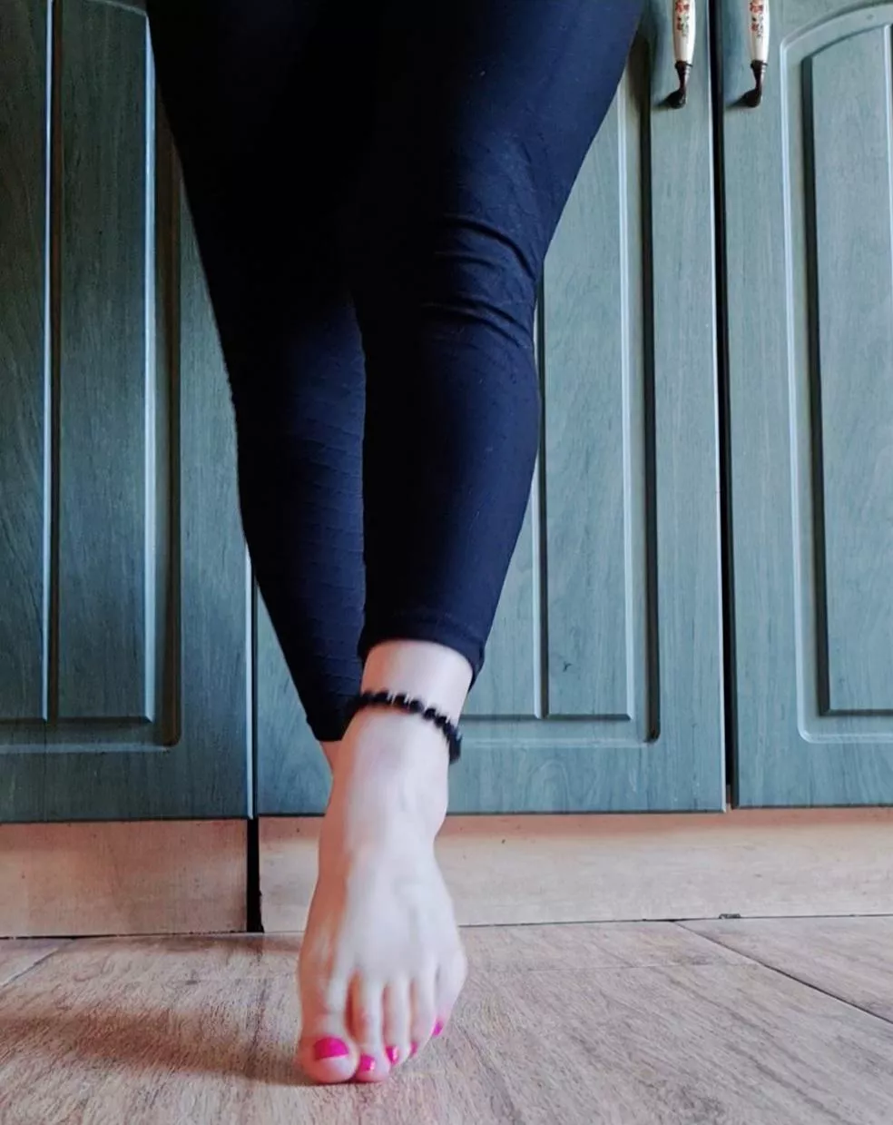 Wanna watch me walk around bare feet? Wanna watch me walk around bare feet?