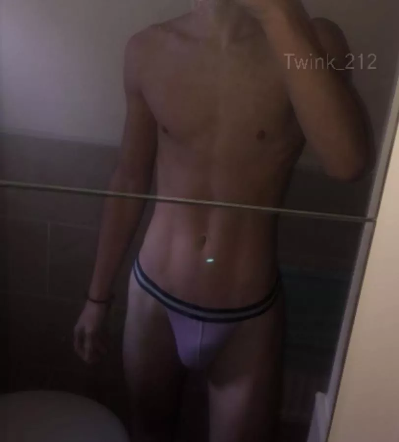 Want me to turn around 🍑