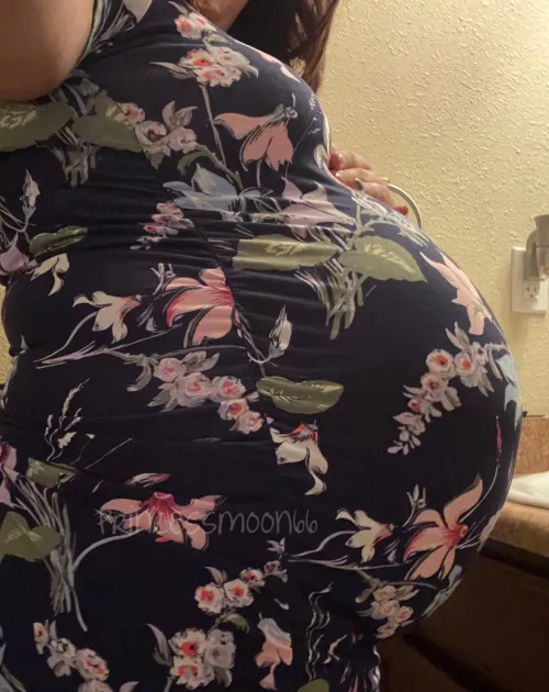 Want to see under my dress? 🤰🏻