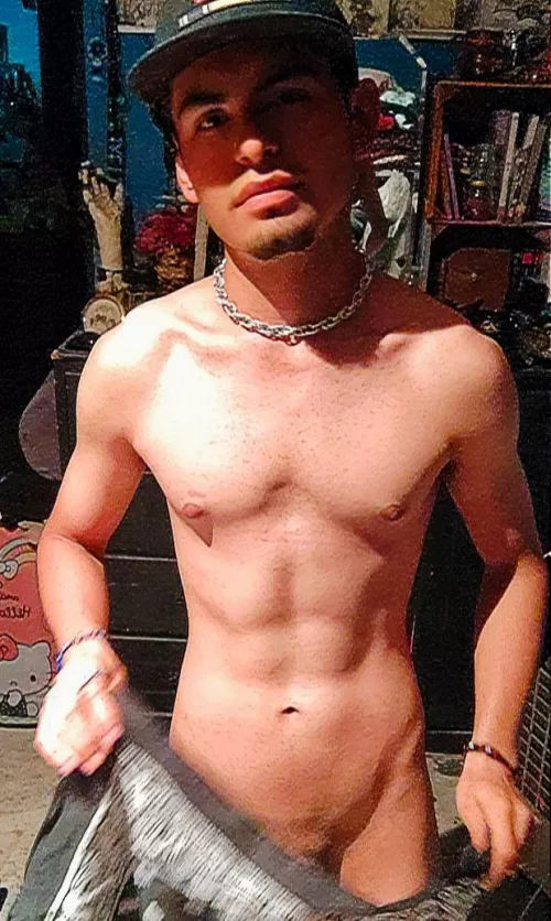 wassup I'm new here,19 yo latin boy.Hope that y'all like it