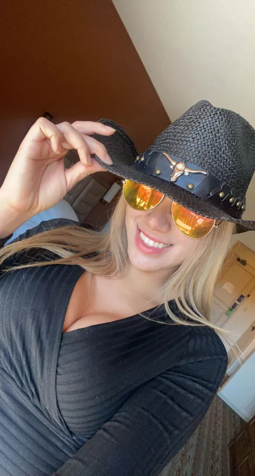 Watching that blonde hair swing to every song I’d sing 🤠🎶