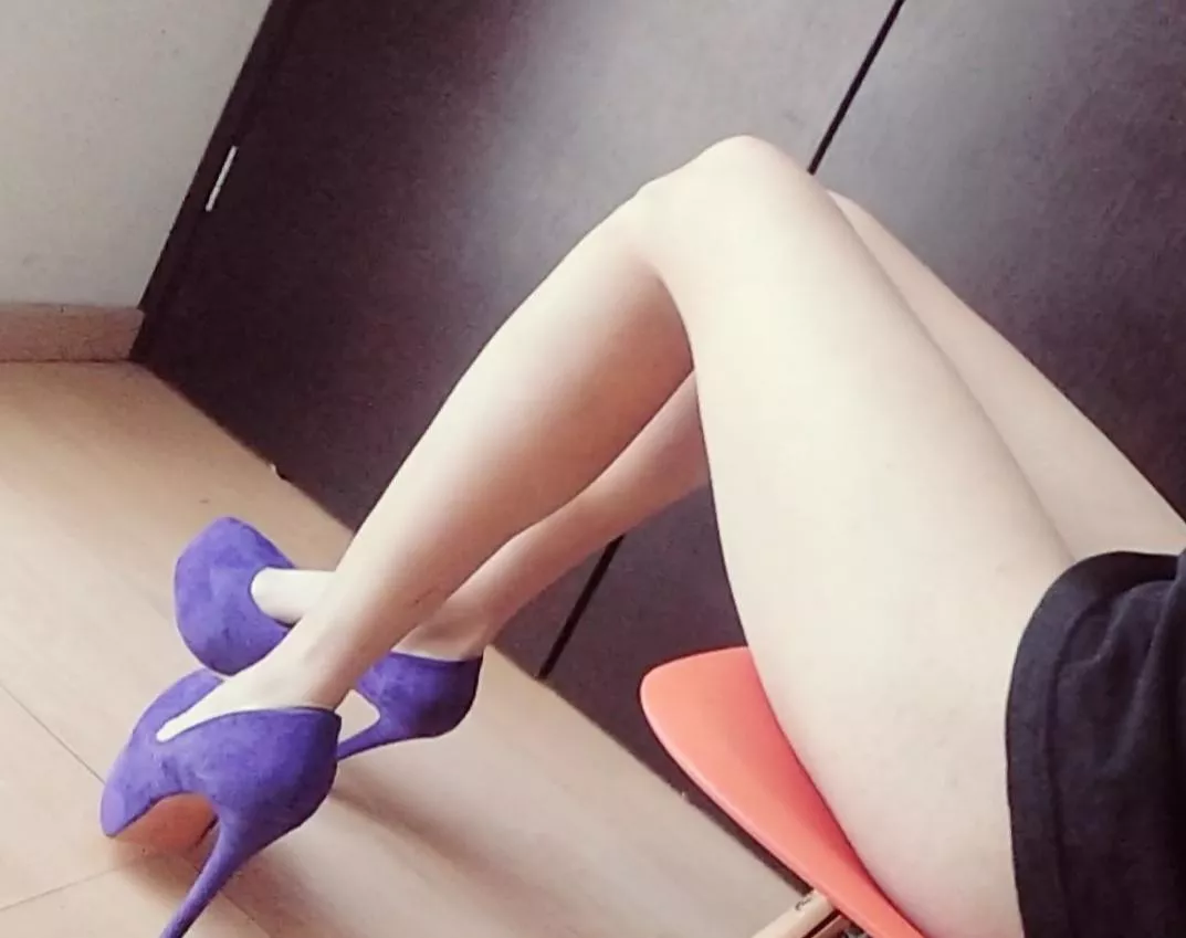 What do you guys think about My long legs and purple heels 💜 (oc)