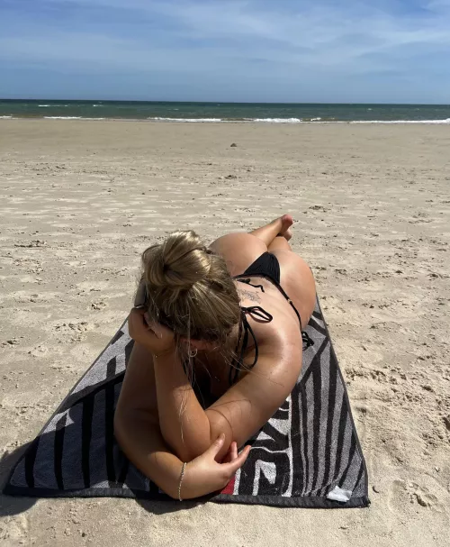what would you do if you saw me laying down at the beach? 🥵