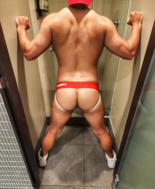 What would you do if you walked pass this in the locker rooms? 🍆💦🍑🤤 [30]