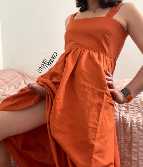 What's that poking out of her dress? Get closer to investigate 🧐😉