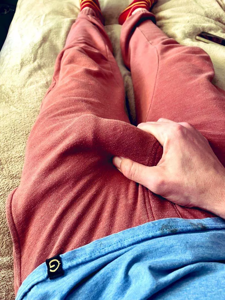 When no matter what kind of sweatpants you buy your dick still shows 🤦‍♂️