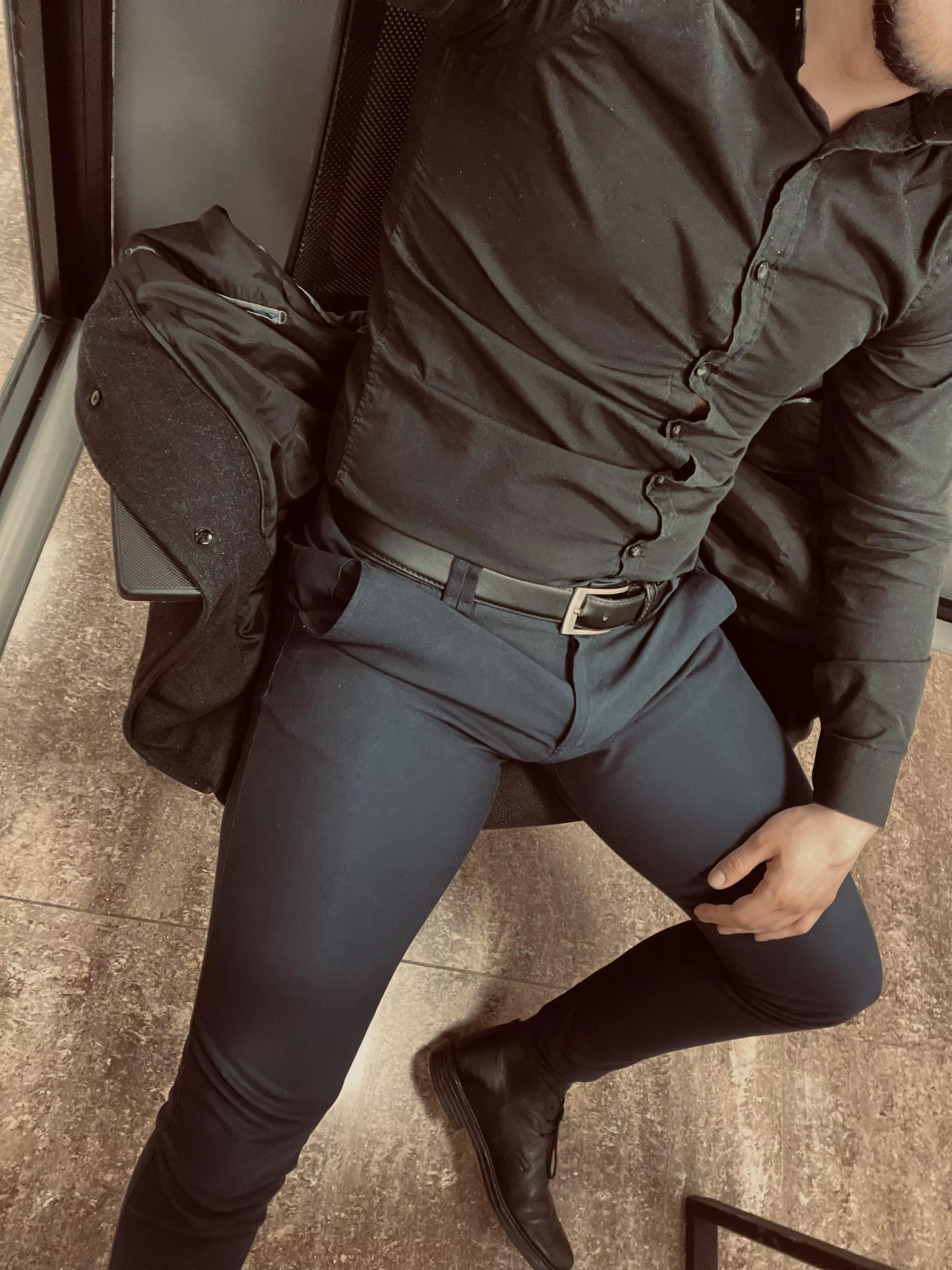 While with colegues making them feeling not comfy! Just let me know if this look fits your imagination!