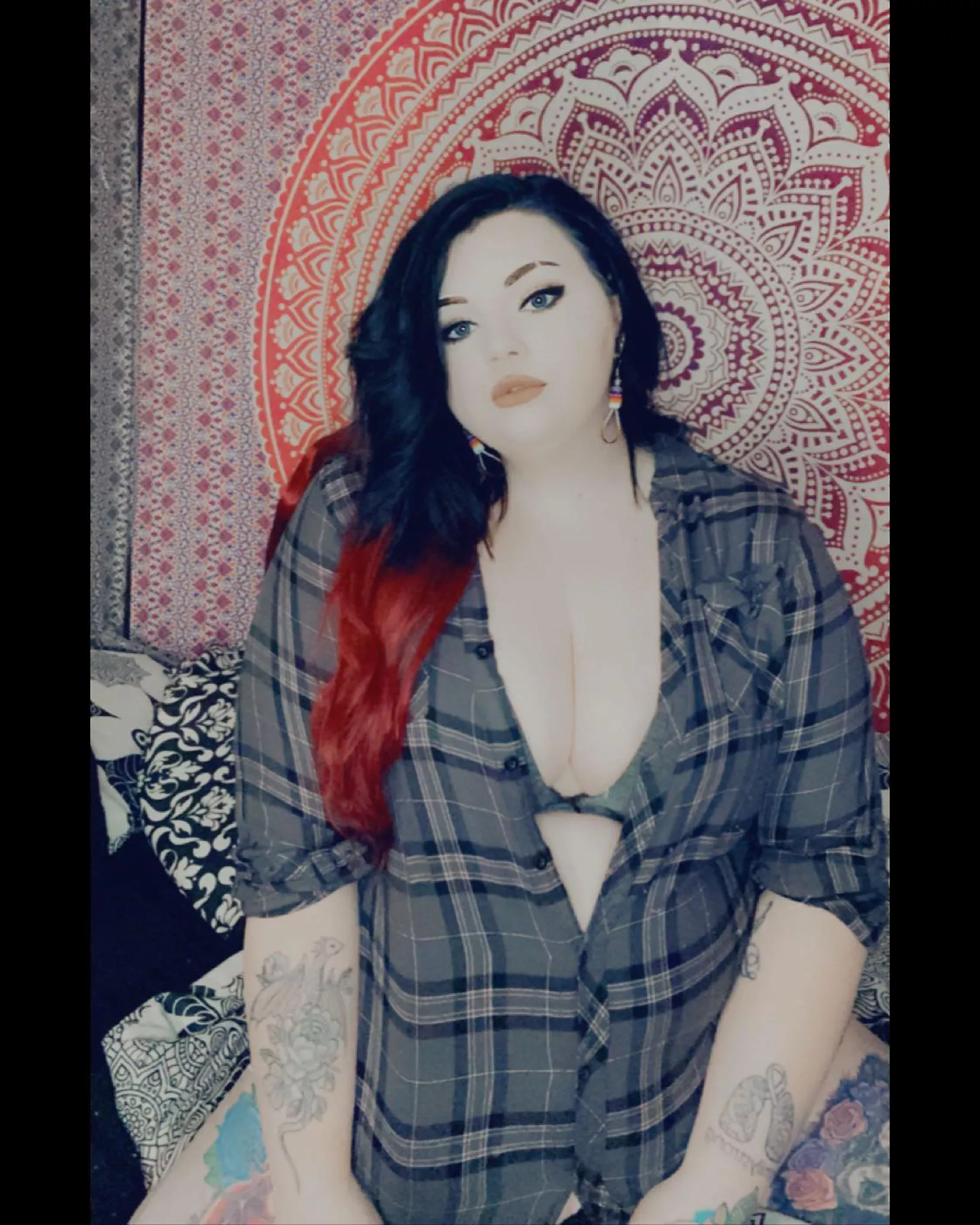 who doesn’t love a nice flannel 🤫😘 (check my page links 😘)