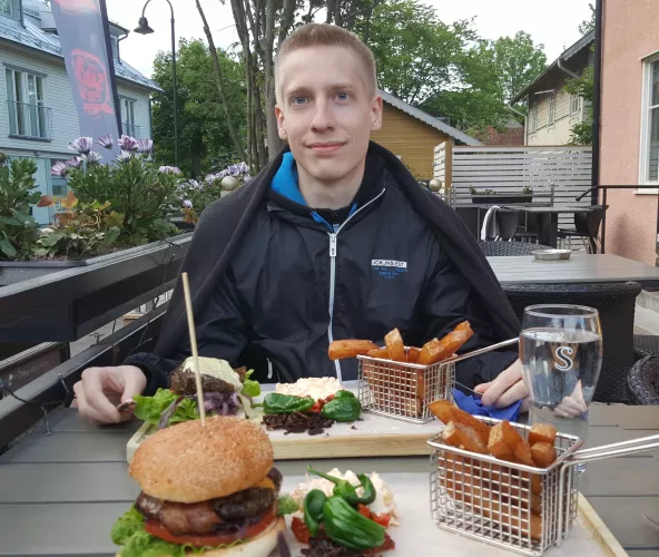 Who else likes burgers? π