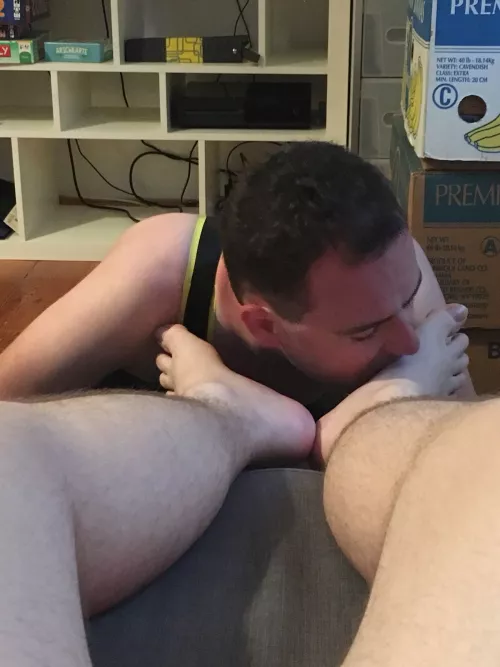 Who else likes rubber and licking some bare feet?