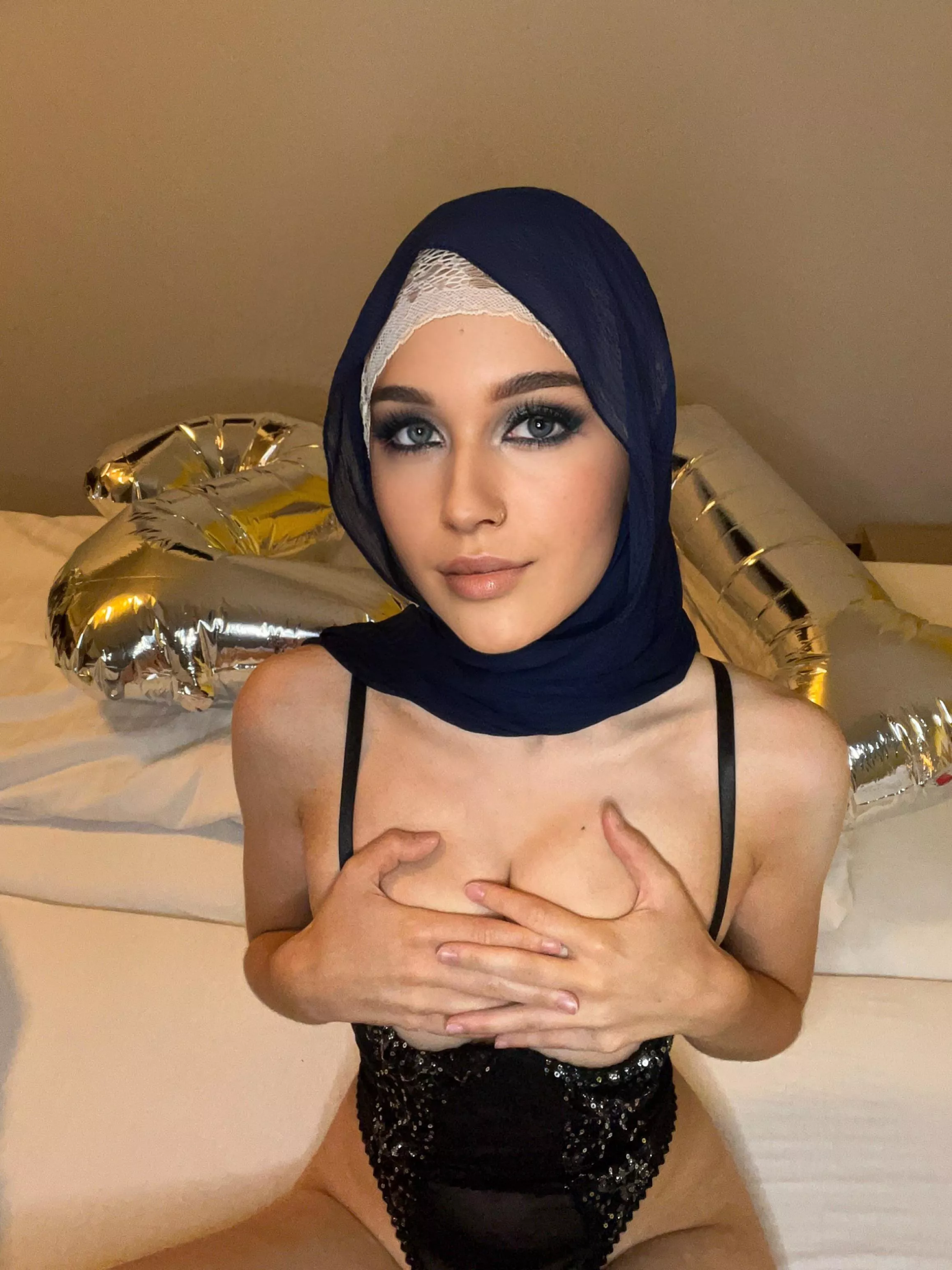 Who here likes arabic sluts?👀