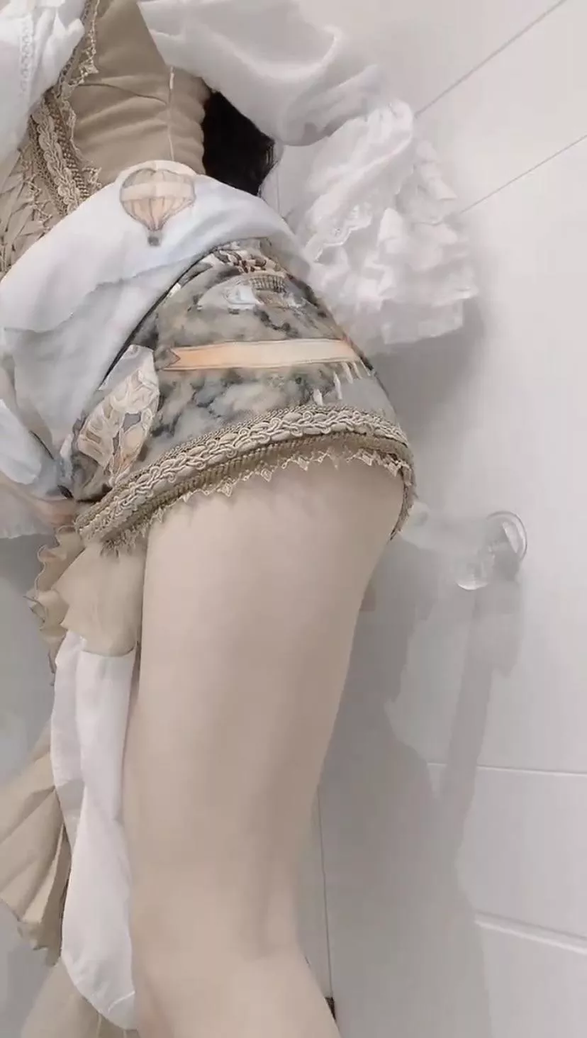 Who is this girl? She is asian. That’s all i know.