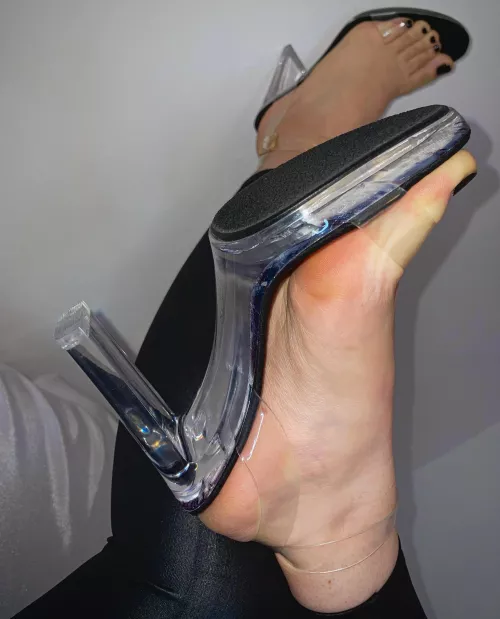 Who likes a women in heels ? 🖤