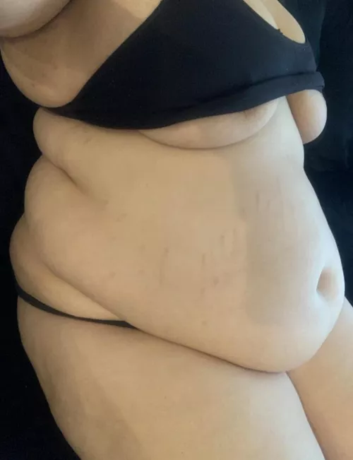 Who thinks my lap belly should be even bigger?! My messages are open rn! 😈👋