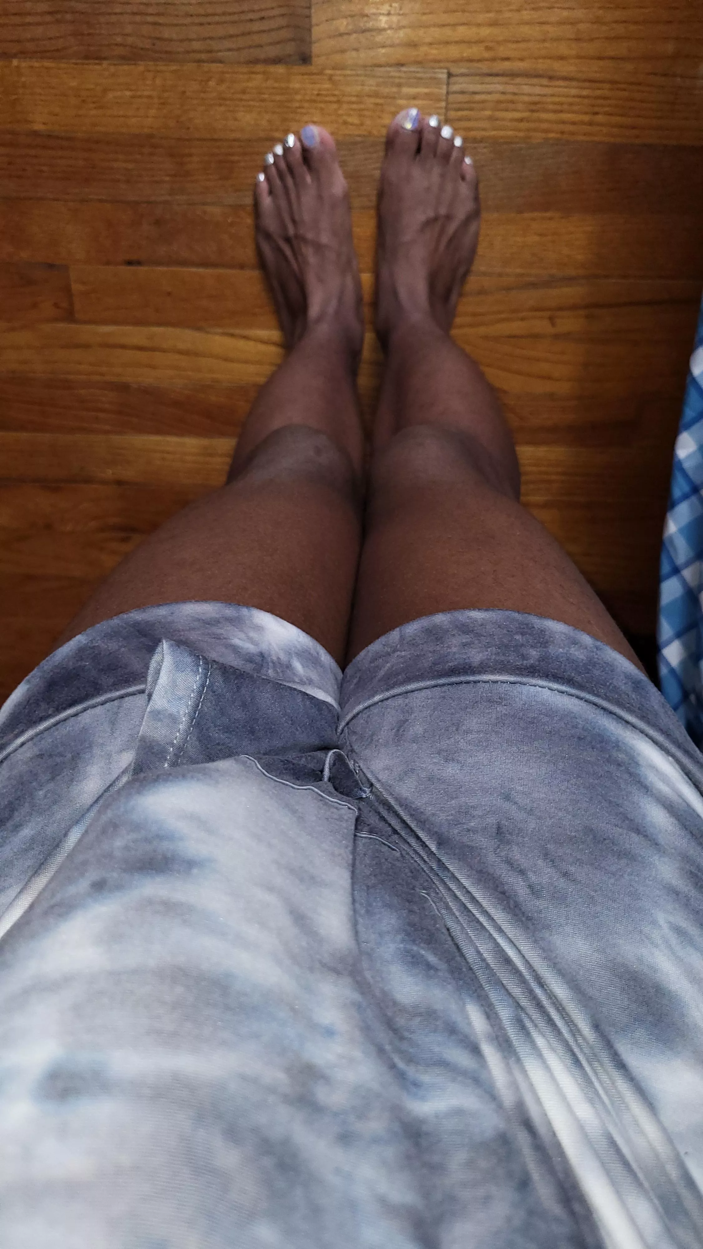 Who want thicc thighs and cute toes?