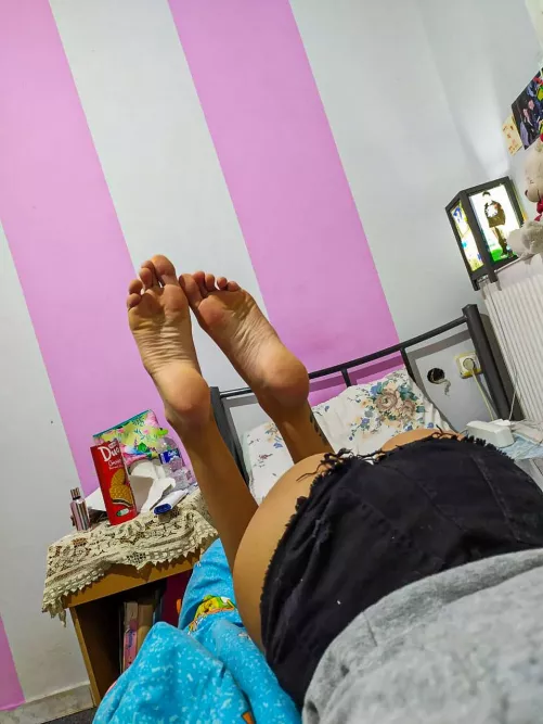 Who wants to come over me?😏👣❤️