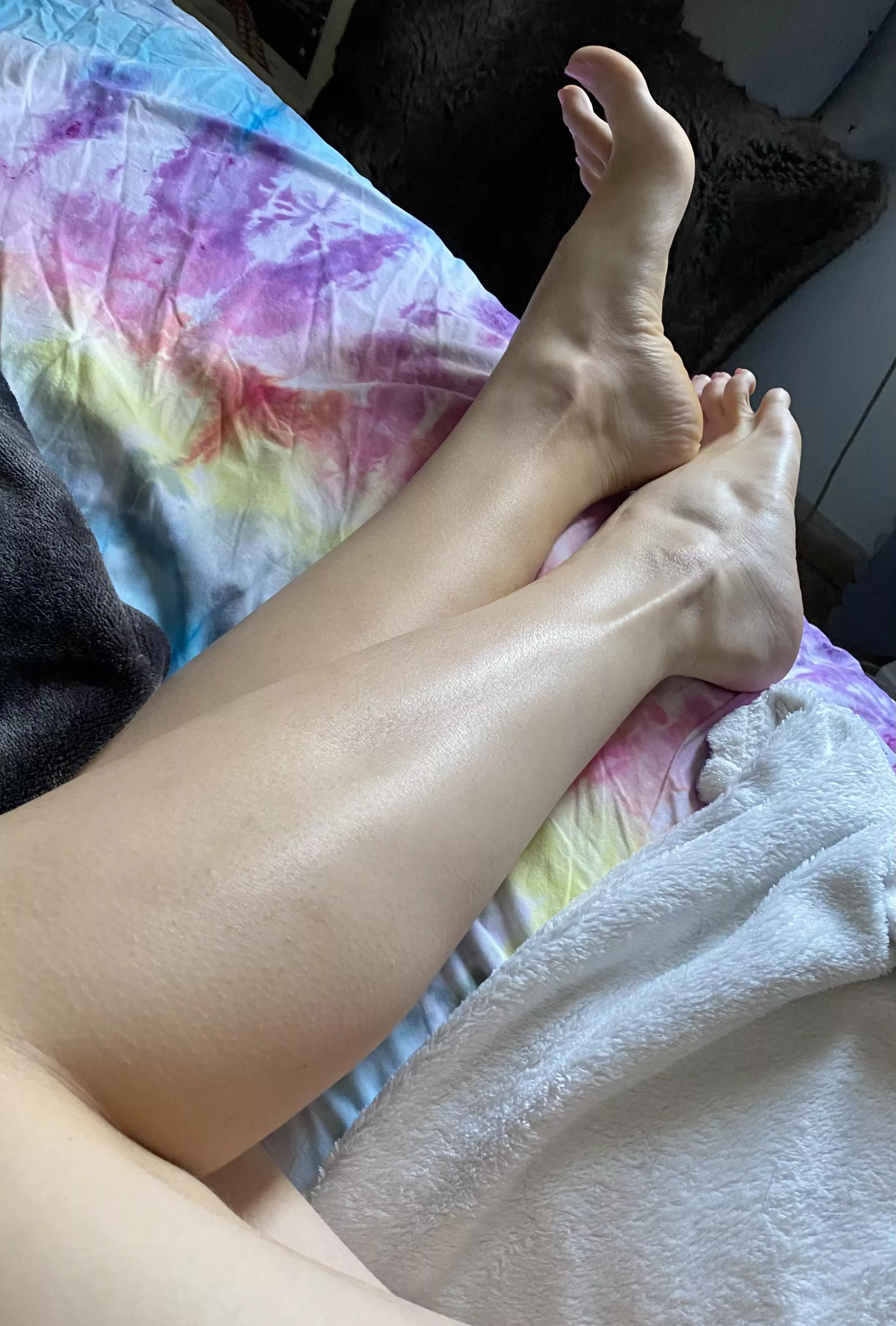 Who wants to lick from my thighs to my toes 👅