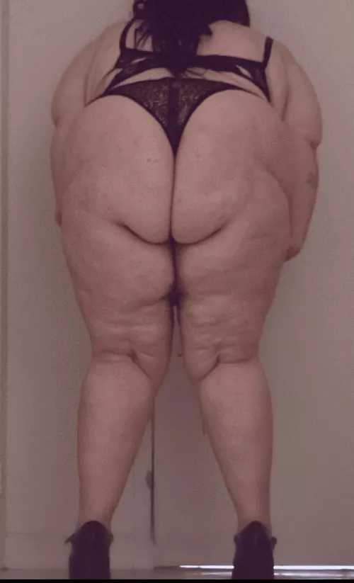 Who wants to play with this big ass? ;) Dm me 💋🤑