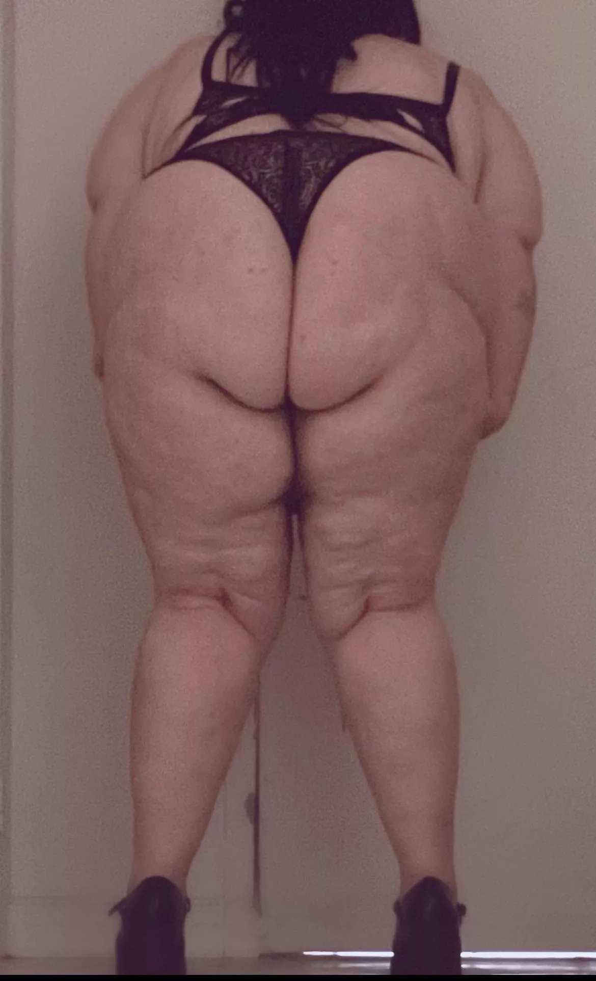 Who wants to play with this big ass? ;) Dm me 💋🤑