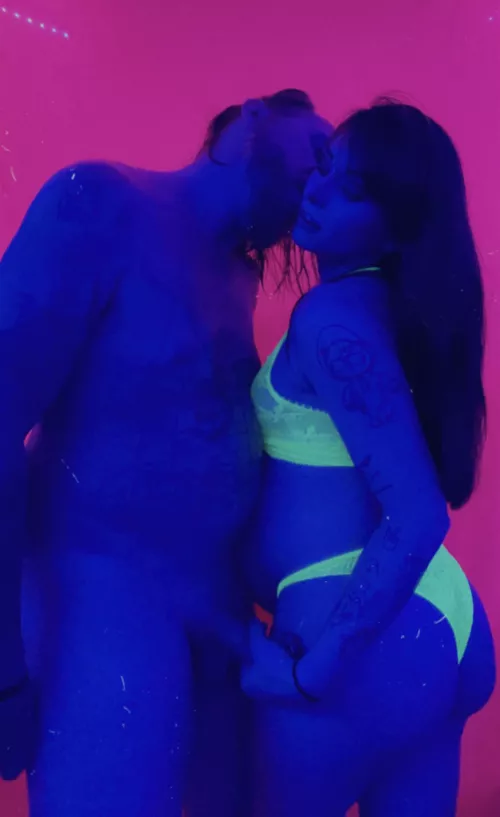 Who wants to play with us !? I love it when Daddy cums on my pregnant belly💦