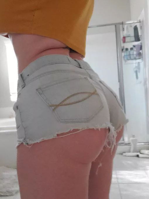 Who wants to spank me