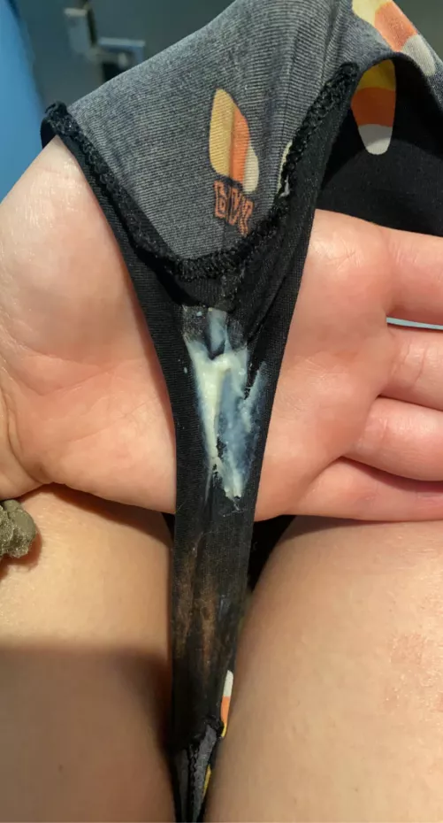 who wants to spoil me while i go shopping and sitting in my warm cum ☺️☺️