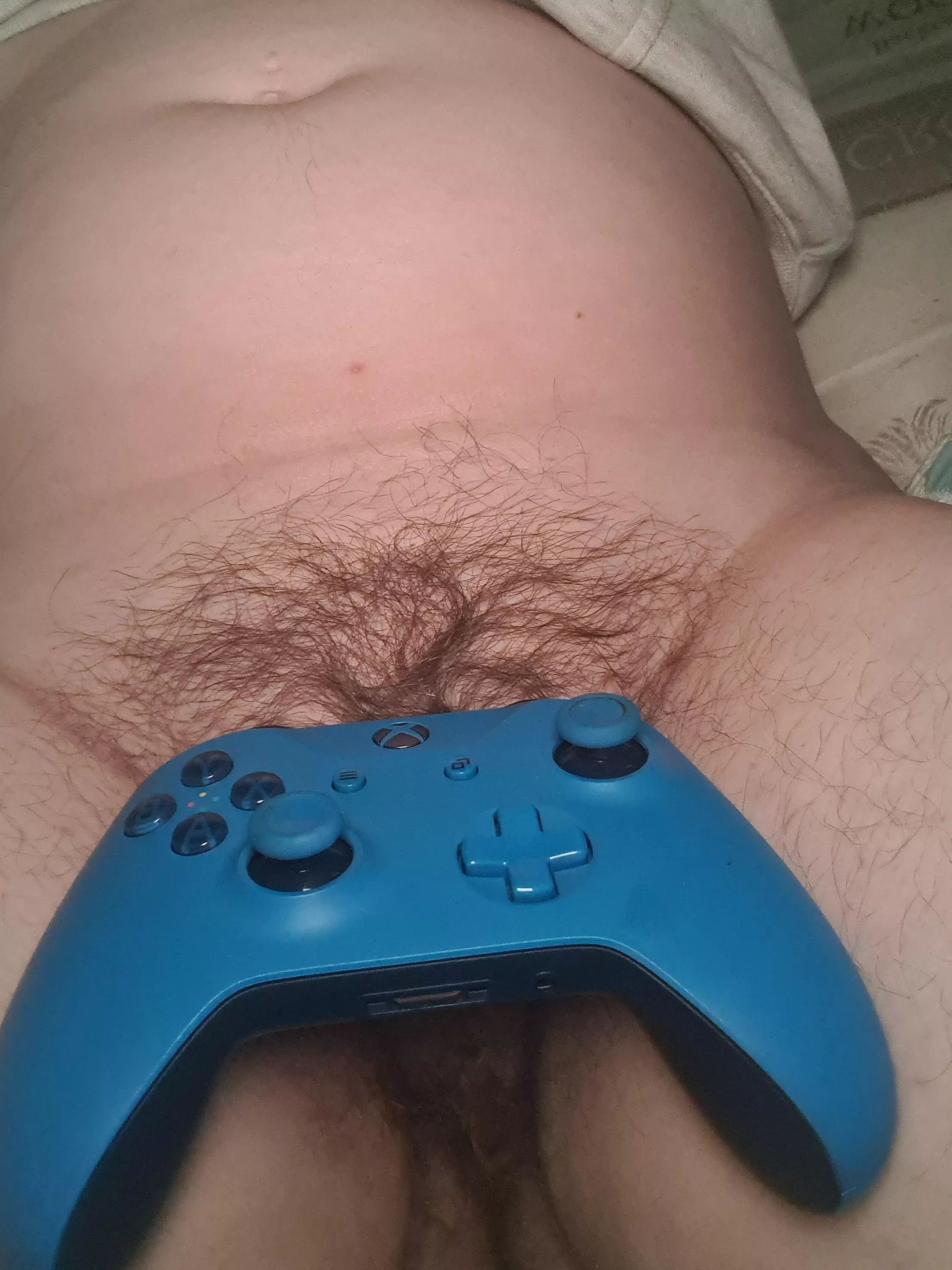 who wants to suck on this hairy pussy while I'm gaming 😜😈