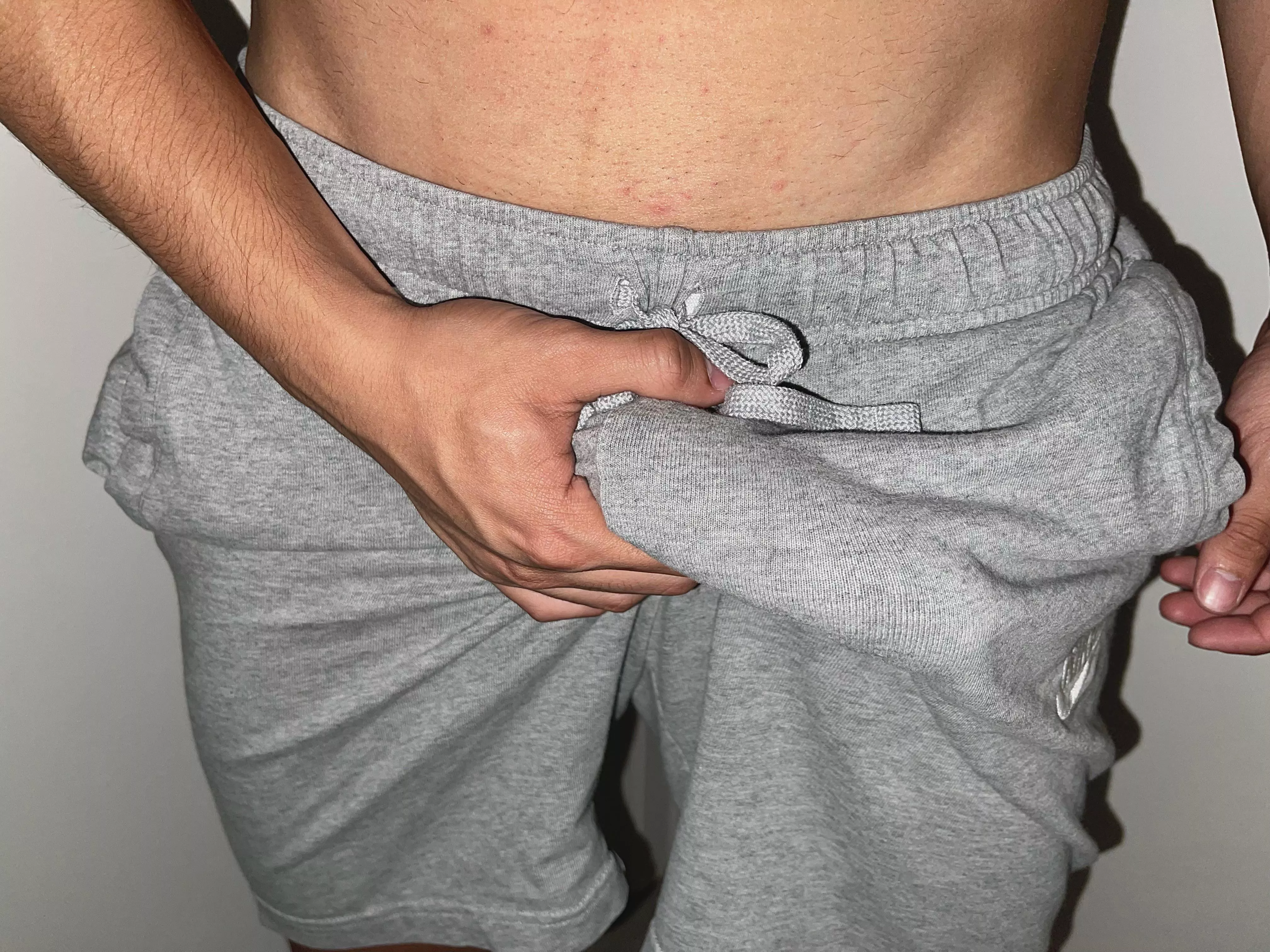 Who wants to take off my sweats and put it in their mouth? 👅