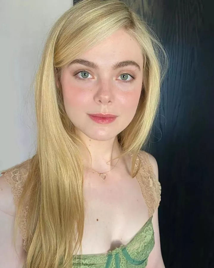 who wants to watch me cum for Elle Fanning or Gal Gadot?