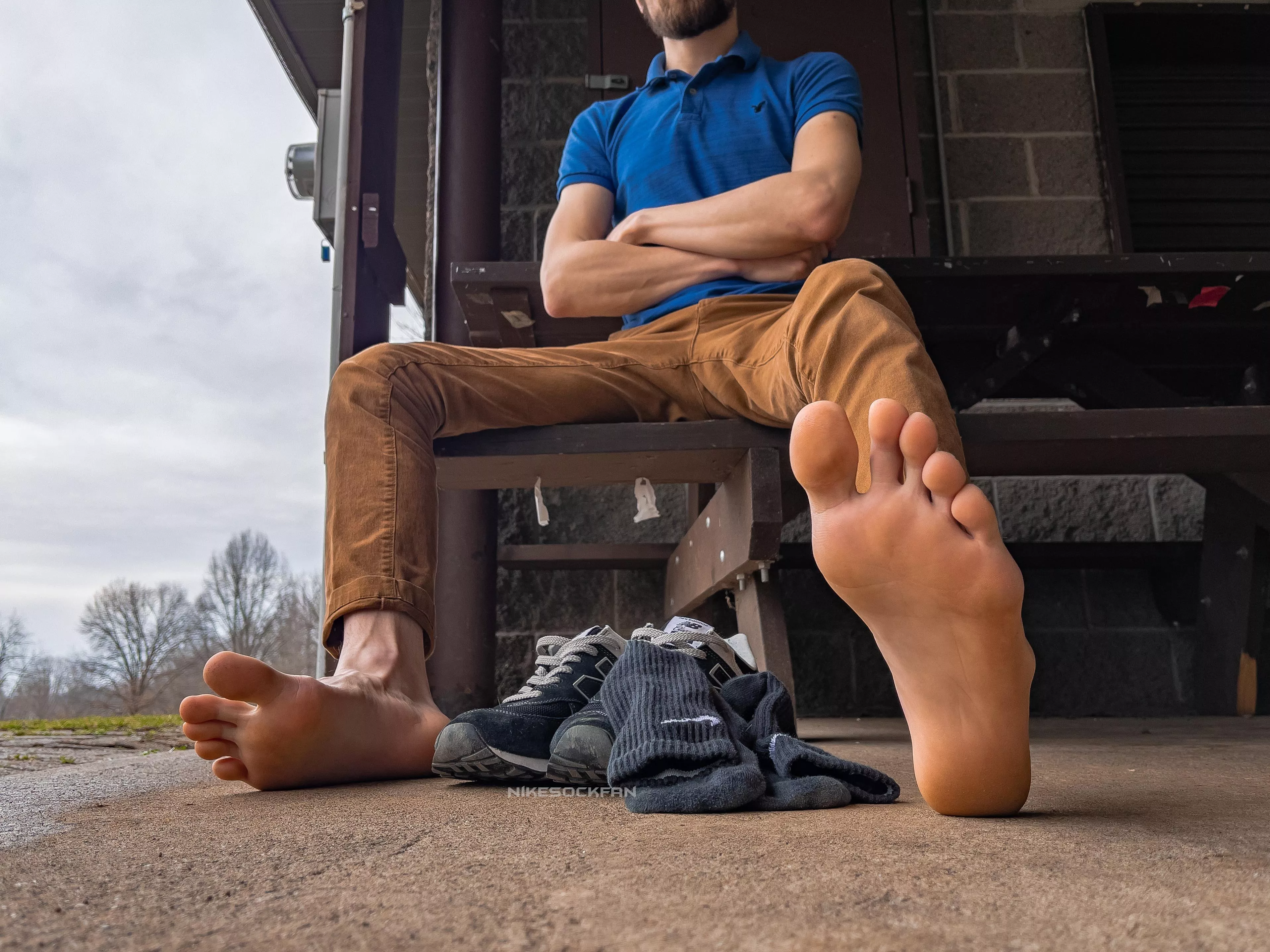 Who wznts to be at my feet while we are at the park? 