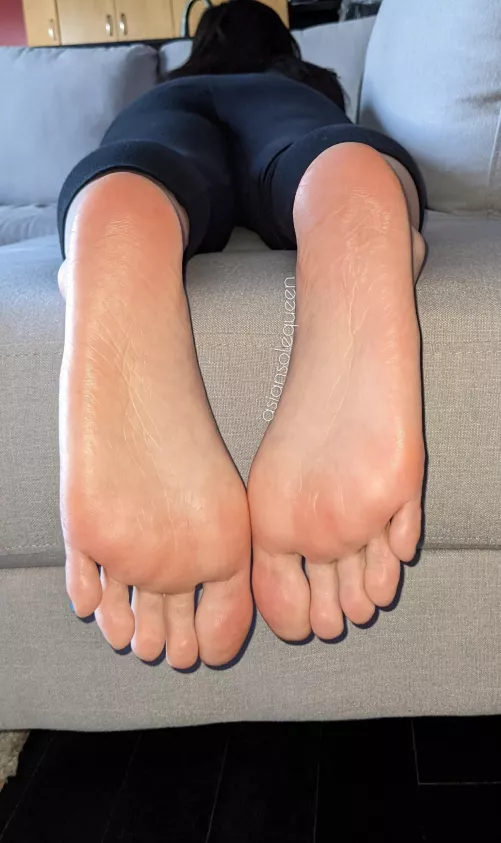 Who's going to worship my feet while I lay down and relax? 😋