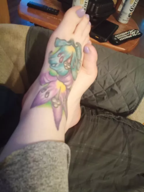 Who's gonna enjoy my feet tonight?