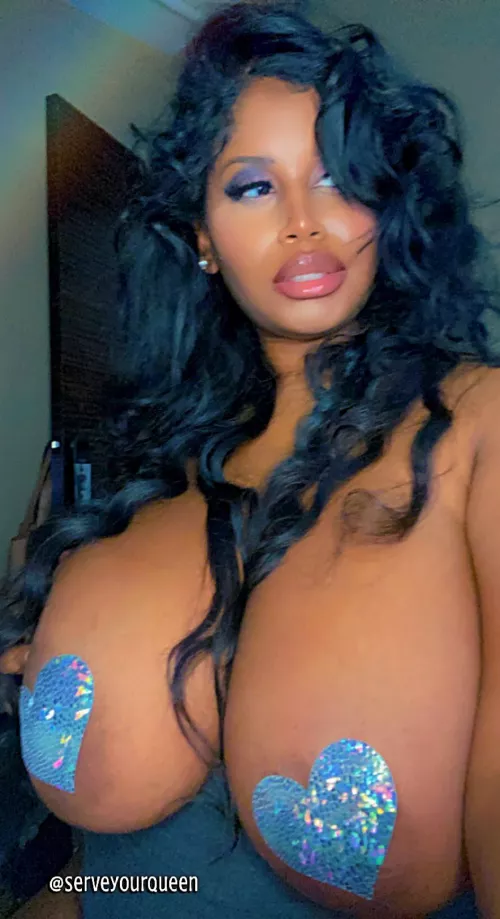 Who’s ready to worship ? Start by telling me how much you adore me 💟